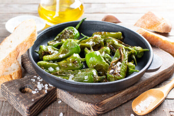 Pimientos de Padron in Pfanne