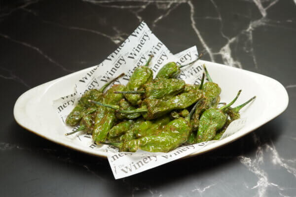 Pimientos de Padron auf Teller